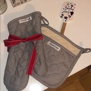Oven mitt , pot holder & spatula set